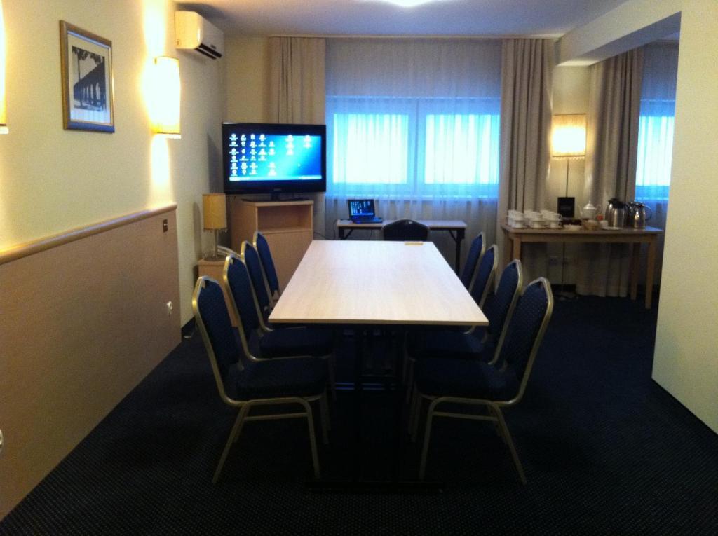 Via Appia Hotel Raszyn Esterno foto